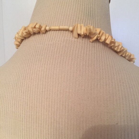 NECKLACE SHELL STRAND CREAM CHIPS ROUND PENDANT 29” - Picture 2 of 5